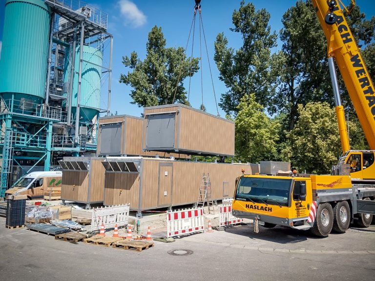 Aufsetzen der Vortrockenmodule (Bandtrockner)