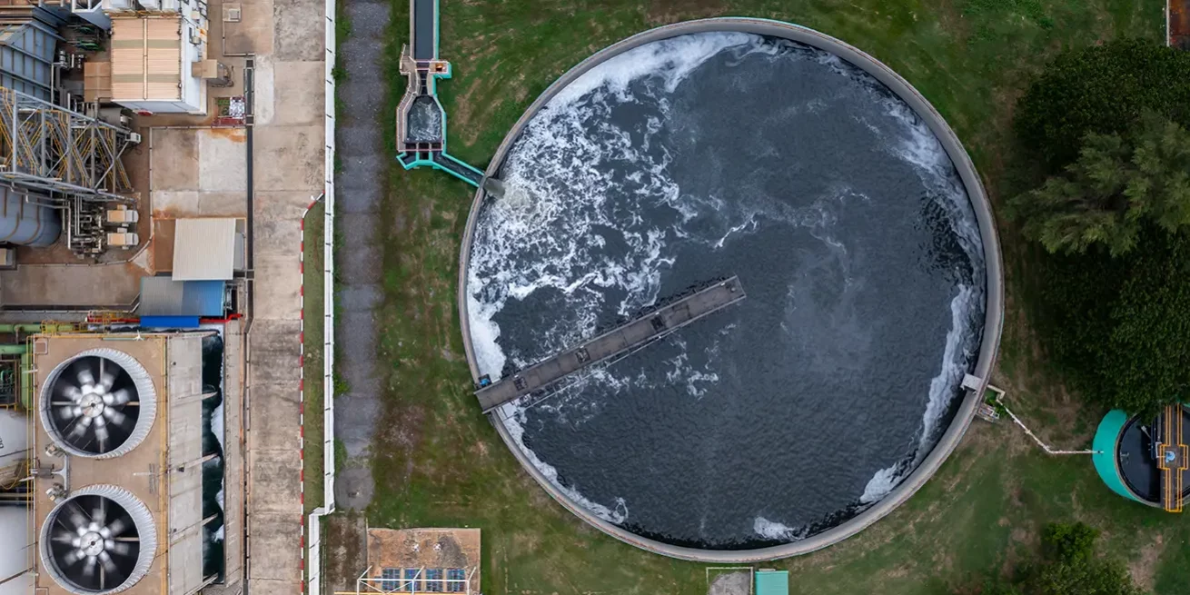 Klärschlammentsorgung In Kläranlagen fallen große Mengen an Klärschlamm ein, die teilweise in der Landwirtschaft genutzt werden.