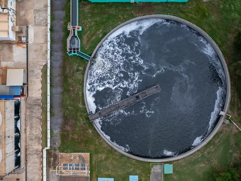 Klärschlammentsorgung In Kläranlagen fallen große Mengen an Klärschlamm ein, die teilweise in der Landwirtschaft genutzt werden.
